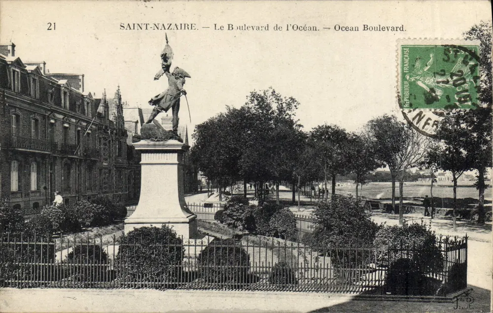 Saint-Nazaire — O Boulevard de l'Océan — Ocean Boulevard — estátua de marinheiro sobre pedestal - Frente