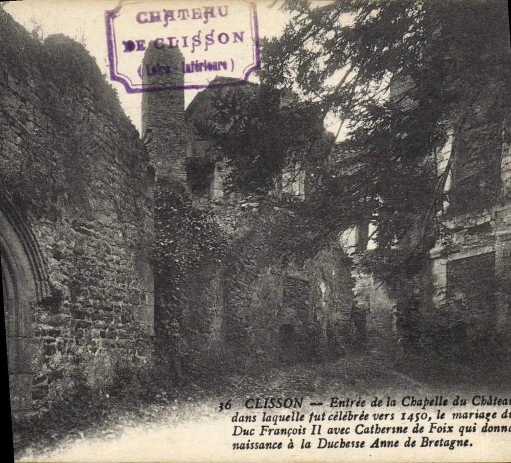 Castelo de Clisson — Entrada da capela do castelo onde foi celebrado o casamento de Francisco II da Bretanha com Catherine de Foix em torno de 1450 - Frente
