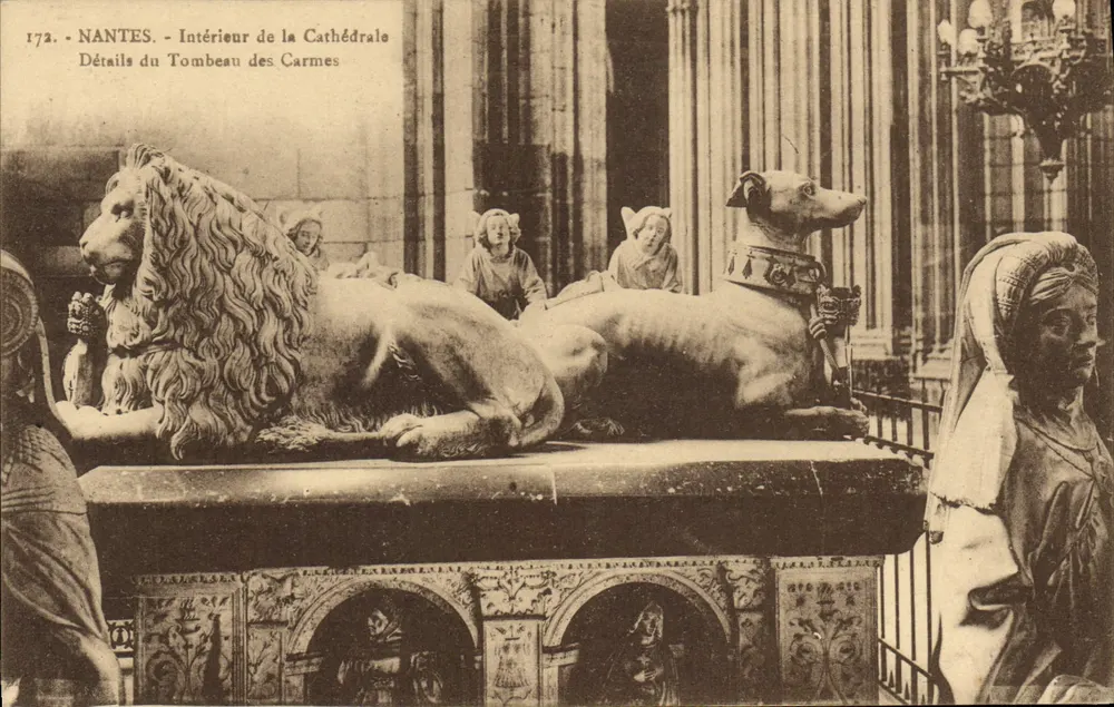 NANTES - Innenansicht der Kathedrale - Details des Grabmals der Carmeliten - Vorderseite