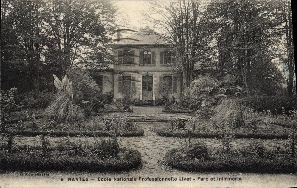NANTES — École Nationale Professionnelle Livet — Park und Sanitätsstation - Vorderseite