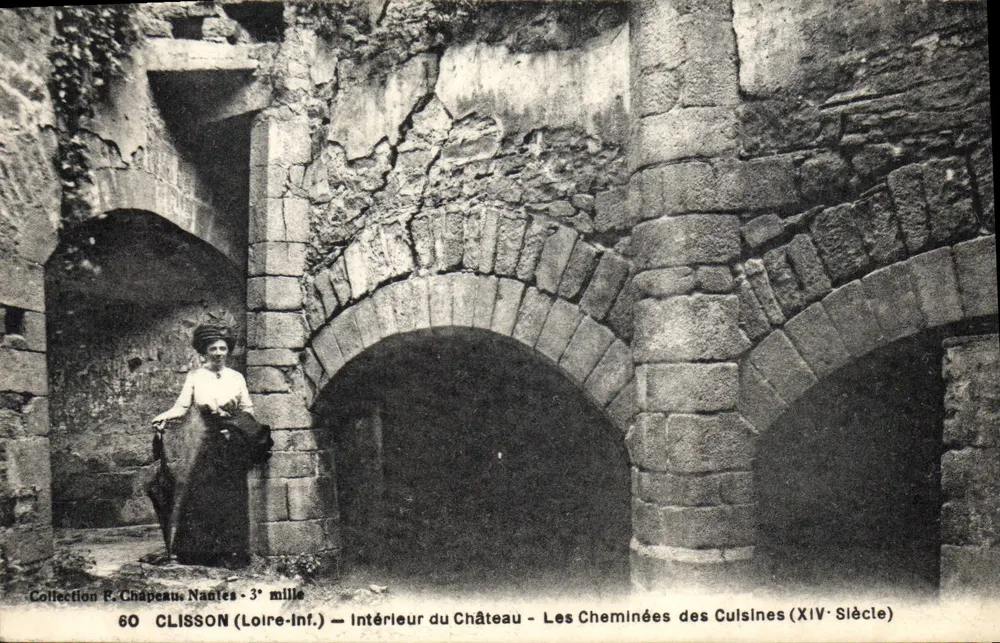 Clisson (Loire-Inf.) — Innenansicht des Schlosses — Die Kaminöfen der Küchen (14. Jahrhundert) - Vorderseite