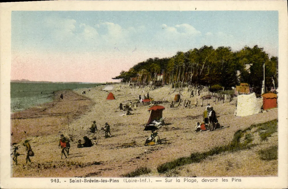 Saint-Brévin-les-Pins (Loire-Inf.) — Auf der Strandpromenade, vor den Pinien — n° 943 - Vorderseite