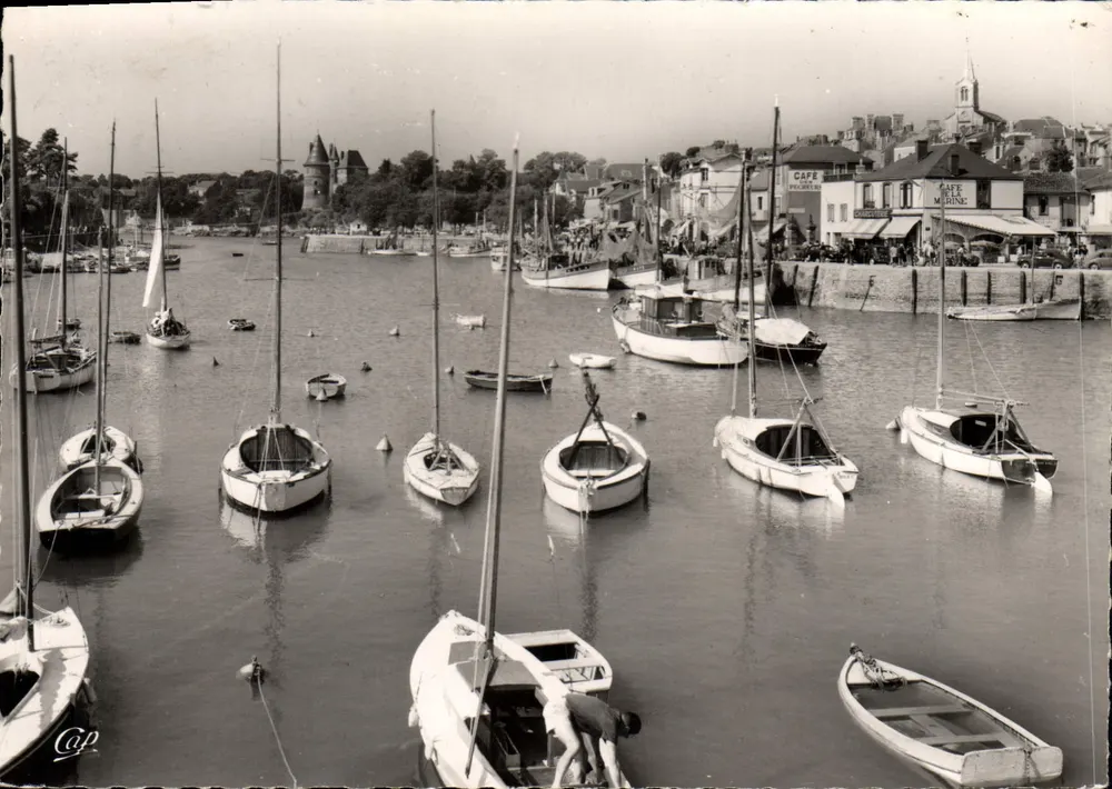Porto de Pornic — vista do porto com barcos e café — Cité des Arts Photomécanique, Paris - Frente
