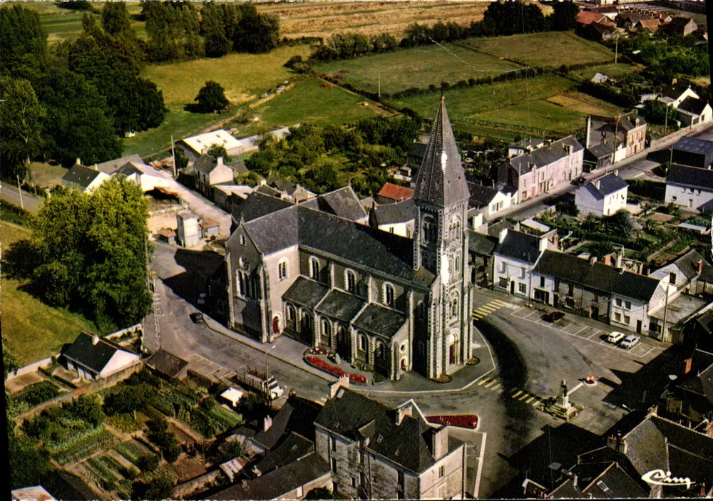 Nozay (Loire-Atlantique) — Panoramatische Luftaufnahme der Kirche — Cimy - Vorderseite