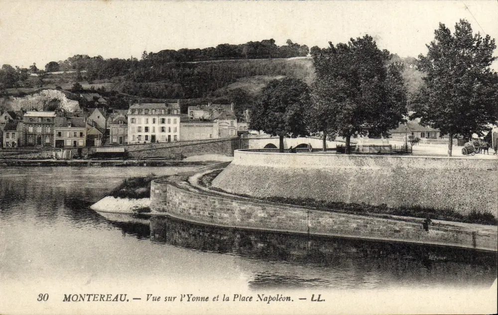 Montereau — Ansicht über die Yonne und die Place Napoléon — LL. - Vorderseite