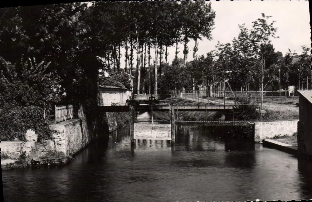Crécy-en-Brie — Schwimmen und Tennis — Éditions Grand'Plaine - Vorderseite