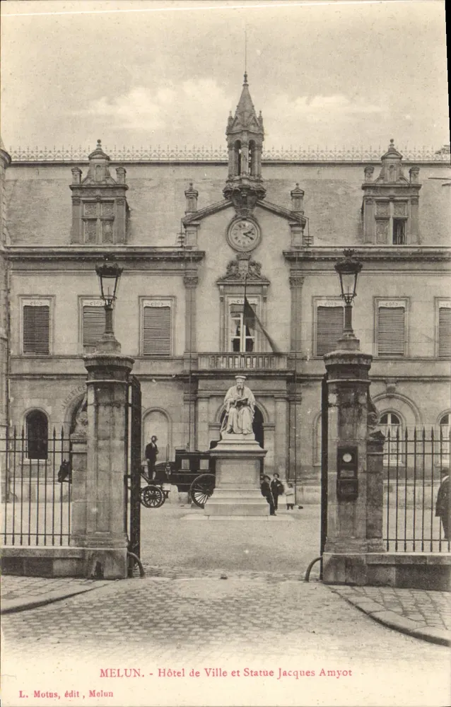 MELUN - Hôtel de Ville et Statue Jacques Amyot — L. Motus, édit. Melun - Recto
