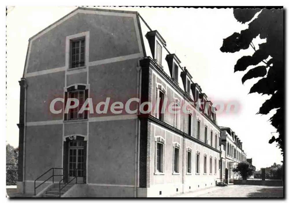 Fassade der Stiftung PÉREIRE in Tournan-en-Brie — Verlag Studio PÉROT - Vorderseite