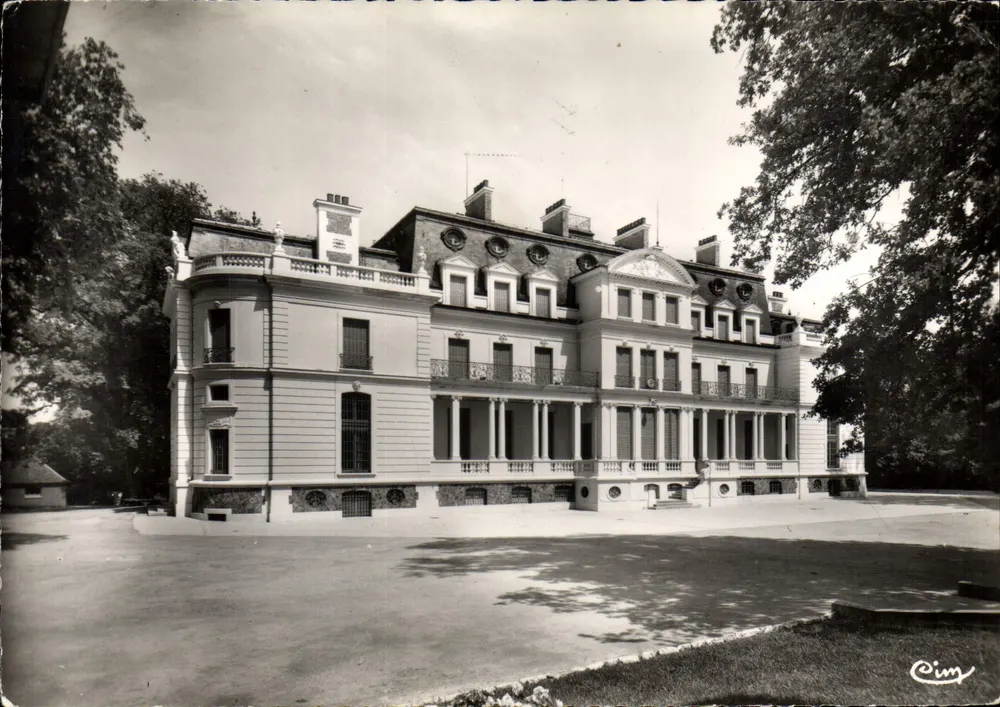 Schloss Gurcy-le-Châtel — Schule für Handwerke 'Électricité de France' — Cim - Vorderseite