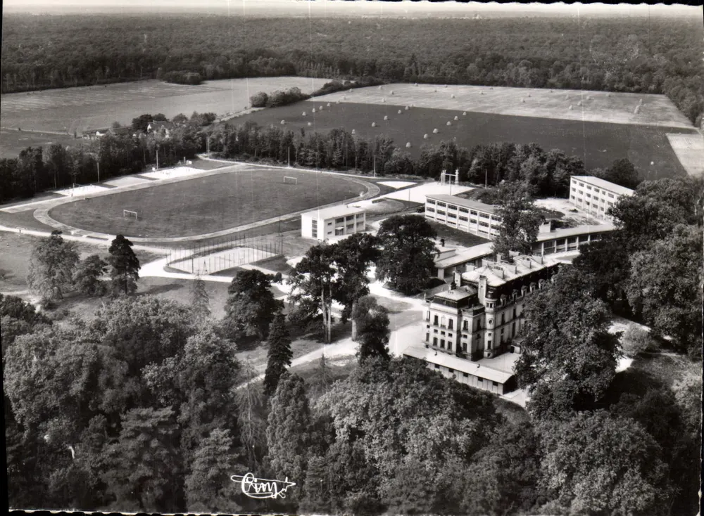 Gurcy-le-Châtel — Centro Nacional de Instrução Elétrica — vista aérea — Éditions Combière - Frente