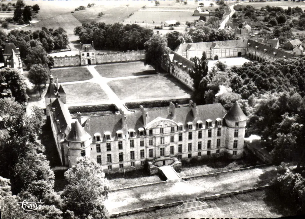 Fleury-en-Bière — Castelo construído por Cosmes Claussé em 1554 — Combiér Fotógrafo - Frente