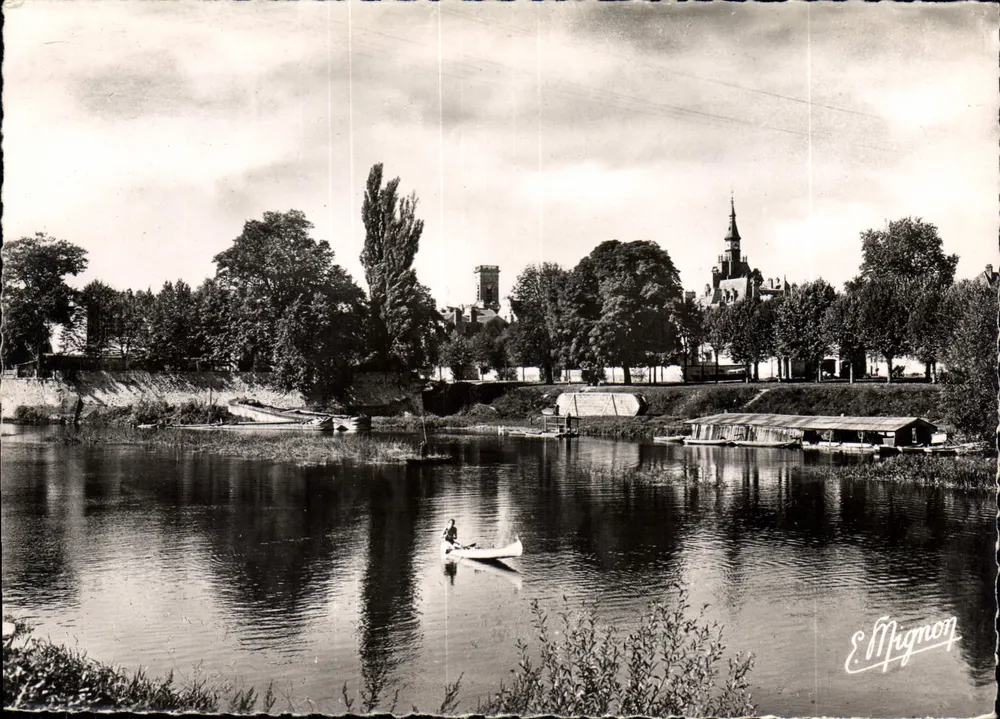 La Ferté-sous-Jouarre — visão do lago com pescador em canoa — E. Mignon - Frente