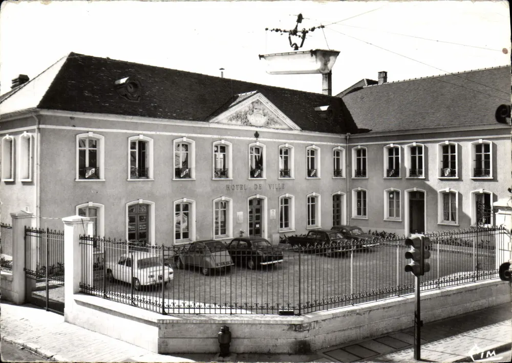 Stadthaus von Montreuil — Ansicht des Platzes — Verlag Couvreur Imp. Magon T.I. S.-et-L. - Vorderseite