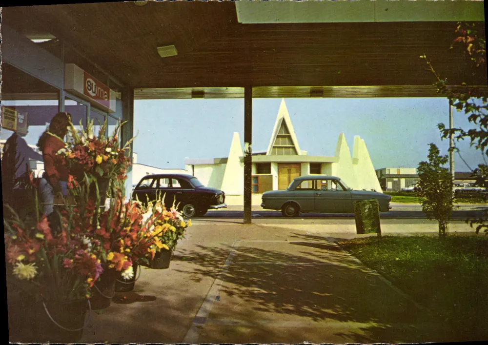 Moderne Kirche in Bar-le-Duc — Ansicht von einer Surna-Tankstelle — Images de France Le Mée - Vorderseite