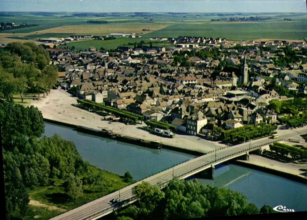 Bray-sur-Seine — Allgemeine Luftaufnahme — Drucker Combier, Nr. 77.051 - Vorderseite