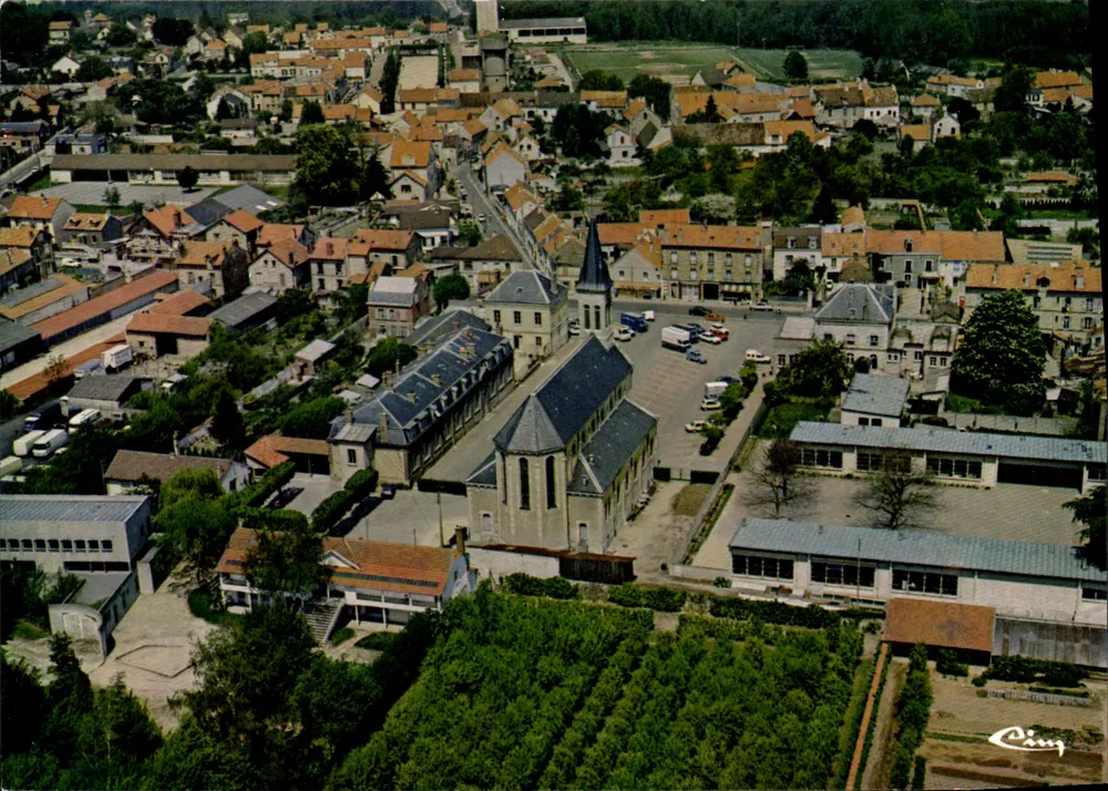 Torcy (S.-et-M.) — Kirche (Luftbild) — Verleger Combier, Nr. 77.468 - Vorderseite