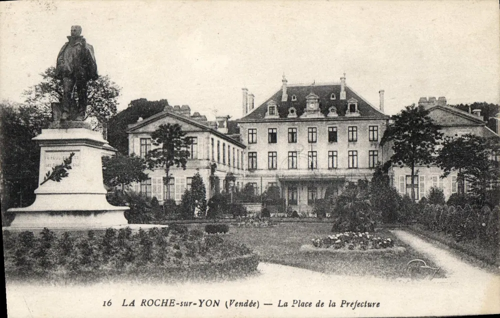 La Roche-sur-Yon (Vendée) — A Praça da Prefeitura — Estátua de Napoleão I - Frente