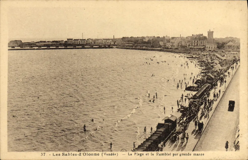 Les Sables-d'Olonne (Vendée) — Die Strandpromenade und der Deich bei Ebbe — n°37 - Vorderseite