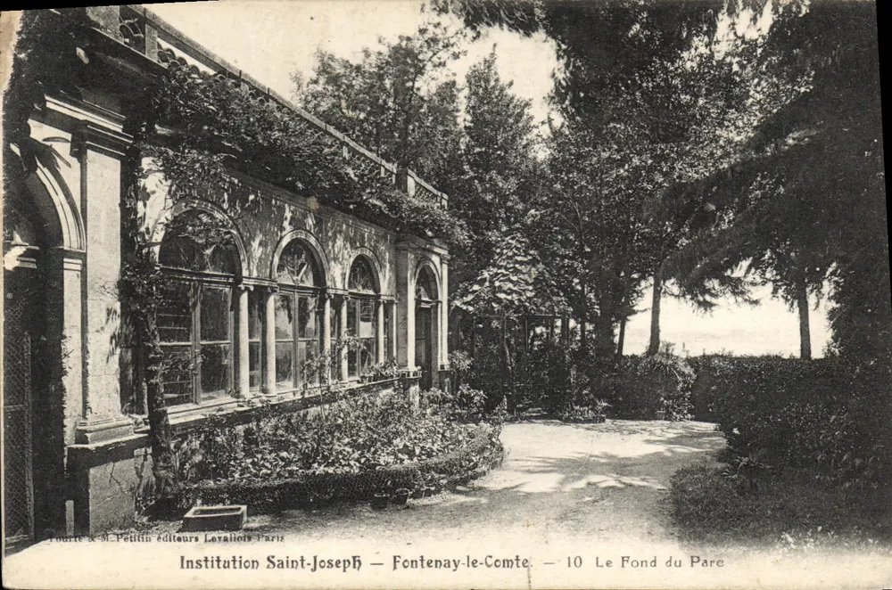 Instituição Saint-Joseph — Fontenay-le-Comte — O Fundo do Parque — editores Loyallois, Paris - Frente