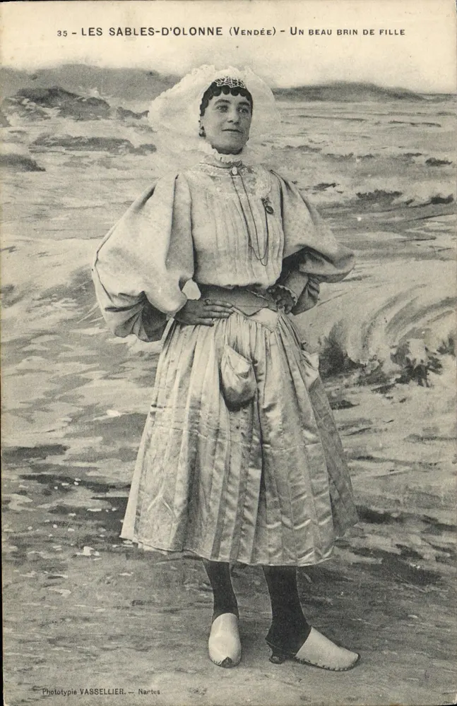 Les Sables-d'Olonne (Vendée) — Un beau brin de fille — Phototypie VASSELLIER, Nantes - Vorderseite