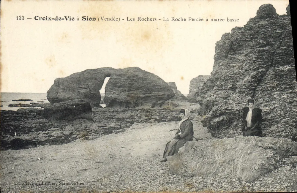 Croix-de-Vie à Sion (Vendée) — Les Rochers — La Roche Percée à marée basse — Collection Lüyer, Saint-Gilles - Vorderseite