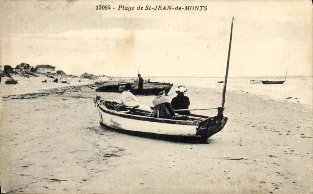 Plage de St-JEAN-de-MONTS — scène de plage avec barque et personnes — éditeur R. Bergman, n° 13064 - Frente