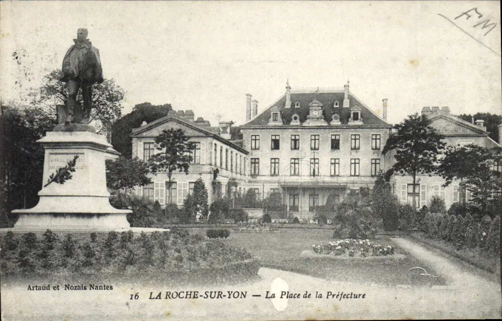 La Roche-sur-Yon — A Praça da Prefeitura — estátua de Artaud - Frente