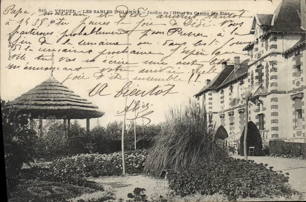 Vendée — Les Sables-d'Olonne — Garten des Hotels Casino des Pins - Vorderseite