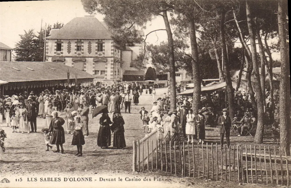 Les Sables d'Olonne — Diante do Casino dos Pinheiros — n°115 - Frente