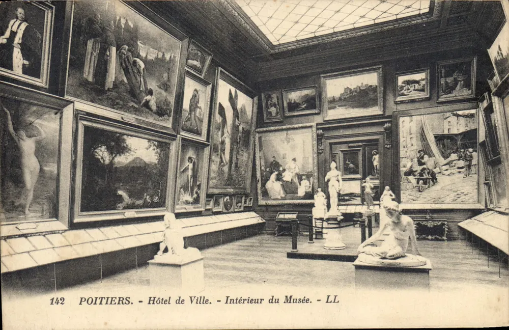 Poitiers - Hotel de Ville - Interior do Museu - LL - Frente