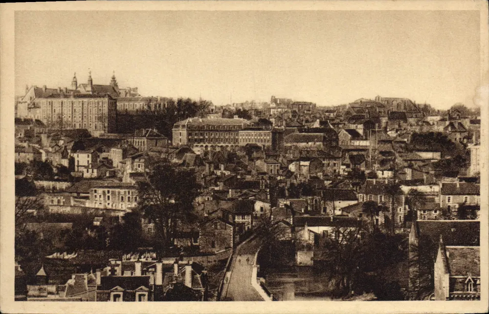 Vista geral do Liceu, a Casa de Ste-Catherine, o Ponte Saint-Cyprien, tirada da Jambe à l'Ané — J. Robuchon, Poitiers - Frente