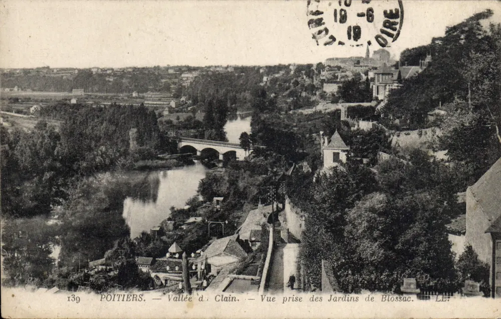 Poitiers — Vale do Clain — Vista tirada dos Jardins de Blossac - Frente