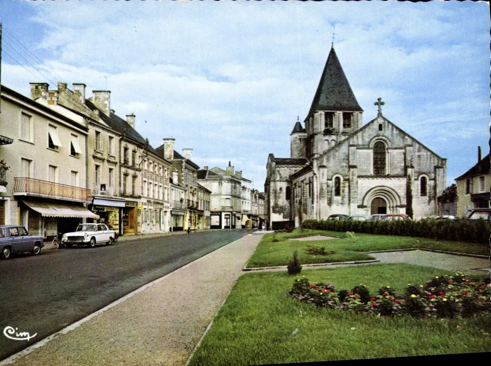 Chauvigny — Praça do Mercado e a Igreja Nossa Senhora com parterres floridos — CIM - Frente