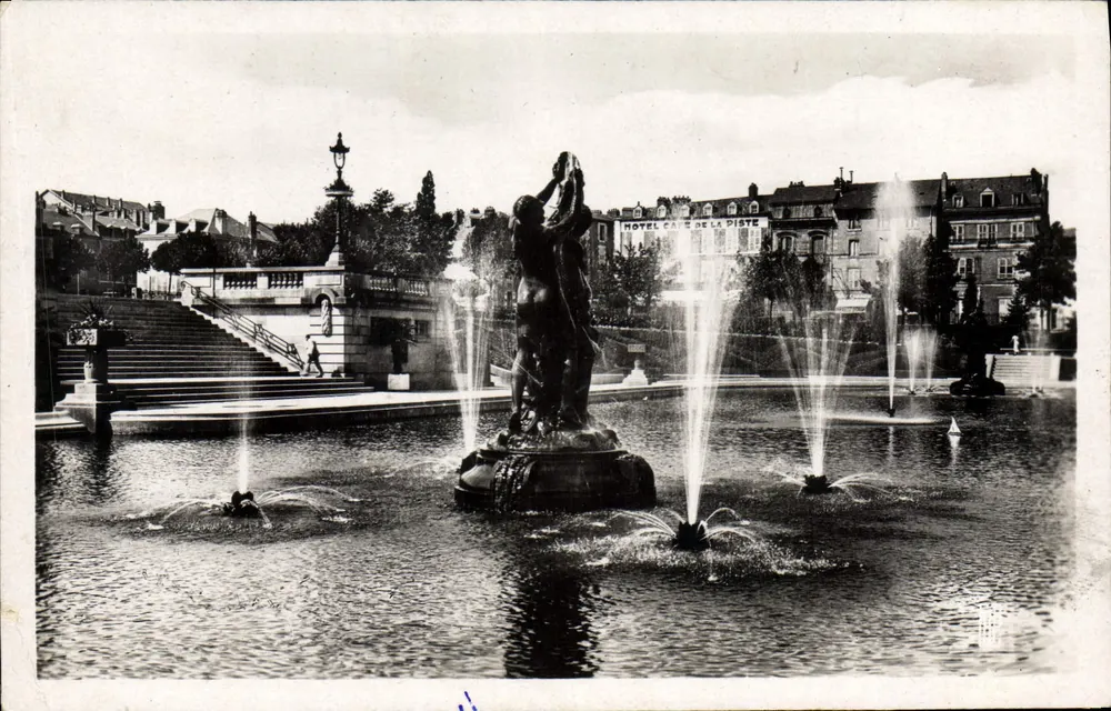 Fonte com estátua — Hotel Café de la Disté — Editor: Imagerie de Juillet, n° 145 - Frente