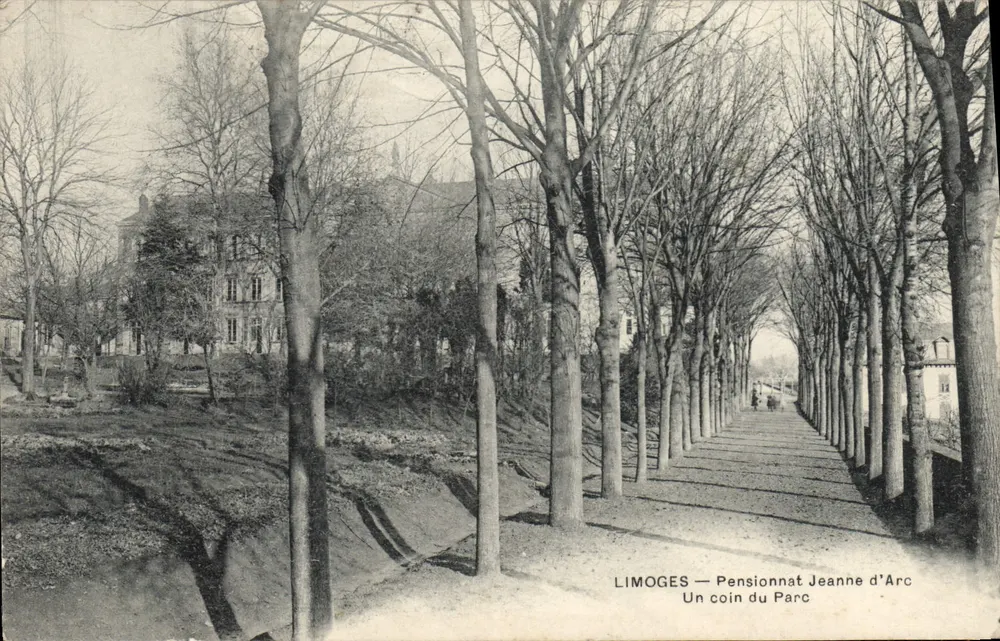 Limoges — Pensionat Jeanne d'Arc — Ein Eckbereich des Parks - Vorderseite