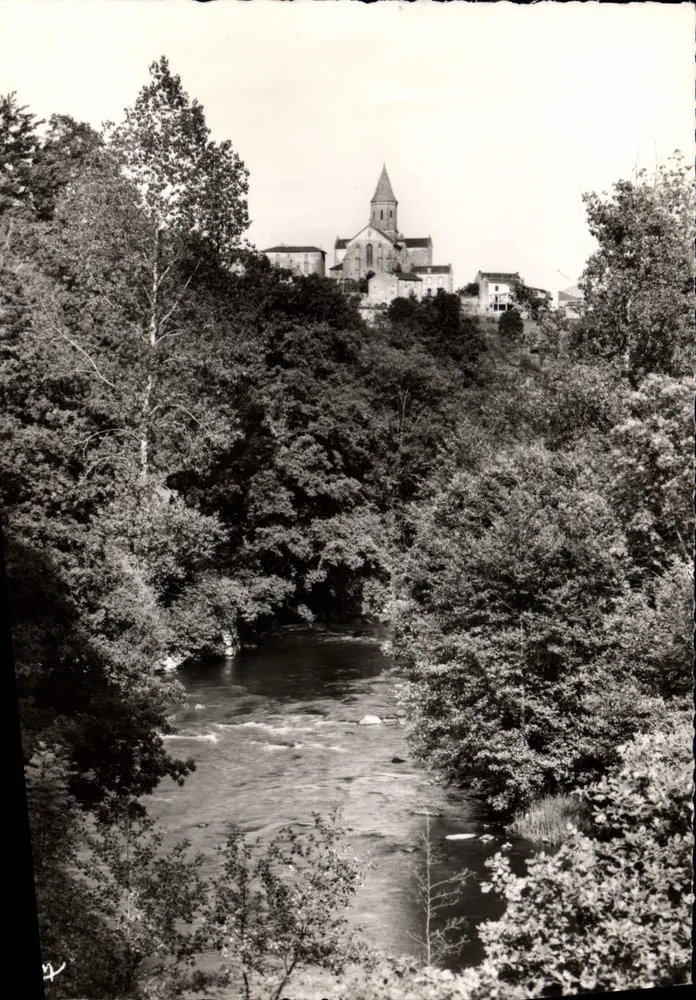 Castillo de Châteauponsac (Hte-Vienne) — Las orillas del río Gartempe — Comhier Imp. NATION (S. et L.) - Anverso