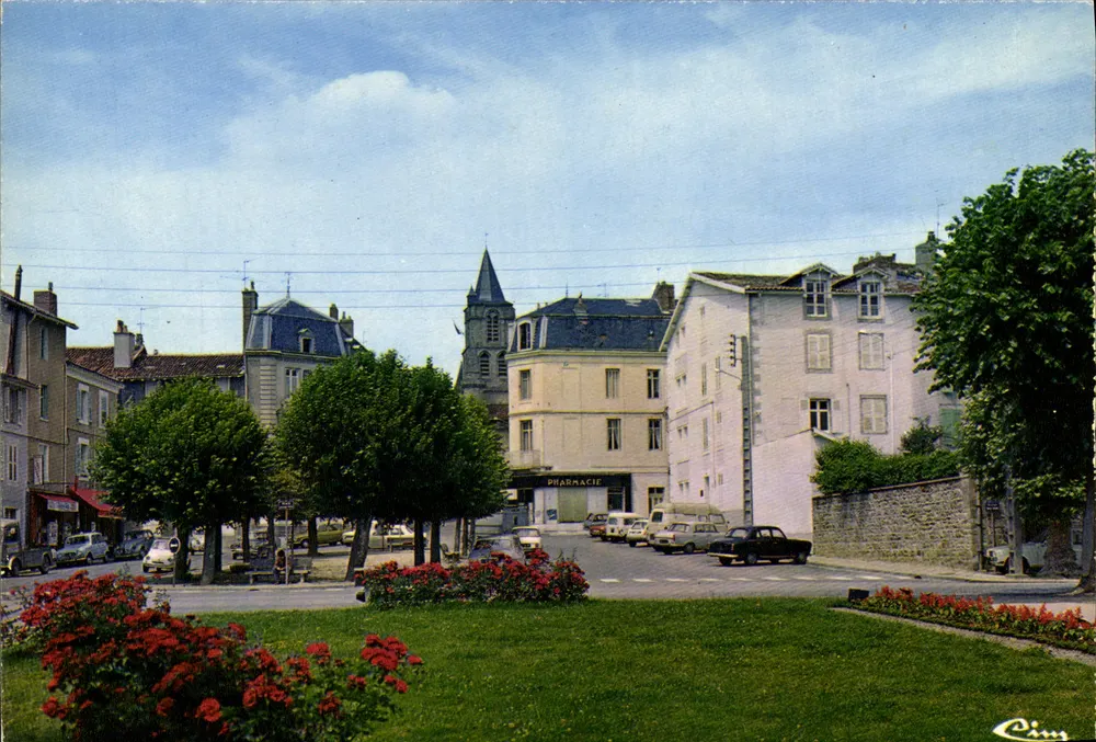 Saint-Junien — Plein Julienne-Petit — Cim - Voorkant