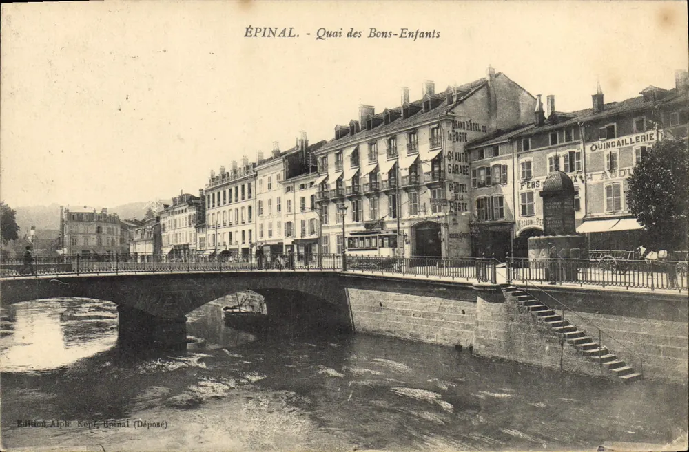 Épinal - Quai des Bons-Enfants — vista do ponte e dos edifícios — Edição Alphonse Kupké, Épinal (Depositado) - Frente