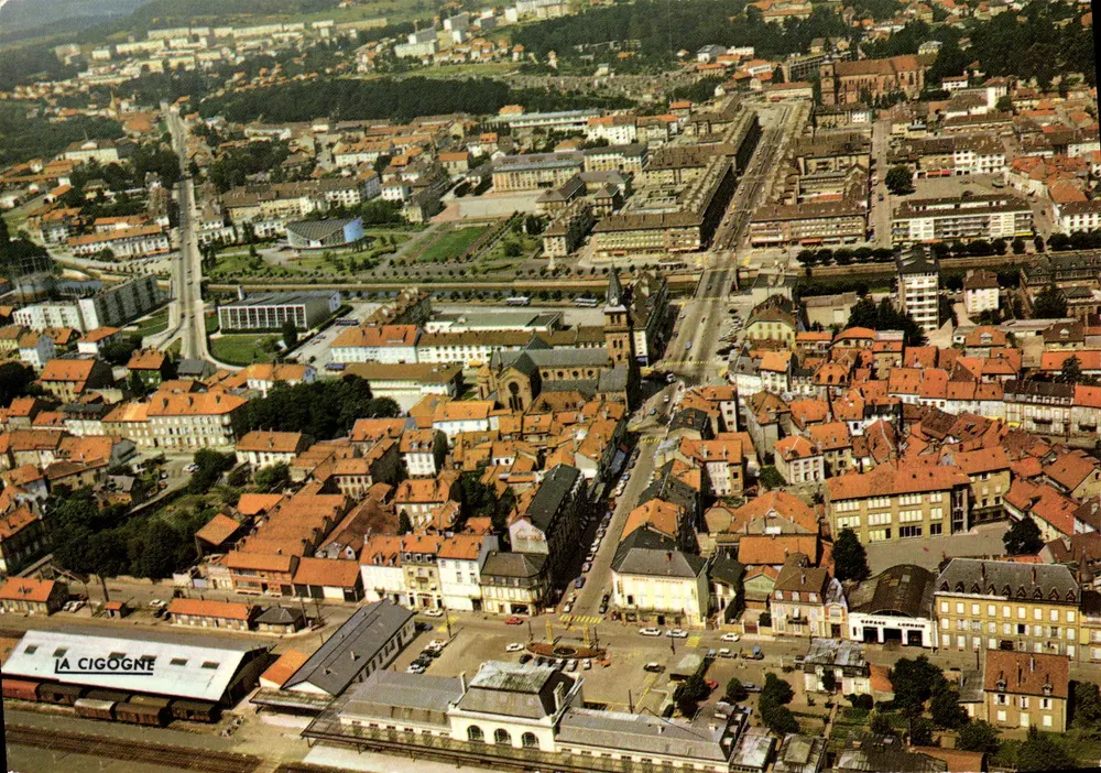 Saint-Dié-des-Vosges — Luftbild der Station und der Stadt — Edition 'La Cigogne' - Vorderseite