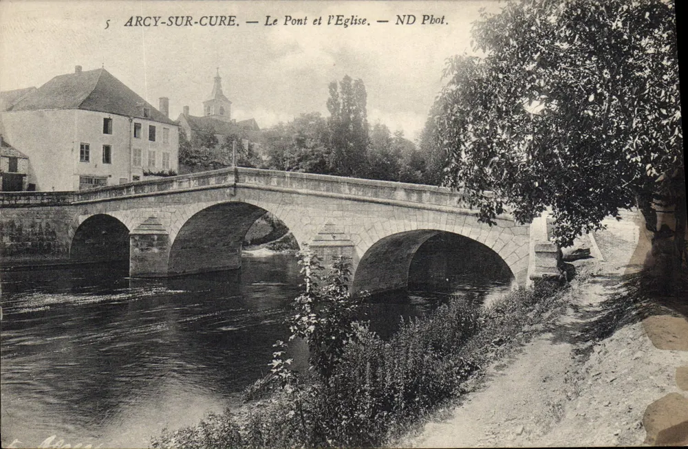 Arcy-sur-Cure — O Ponte e a Igreja — ND Fot. - Frente