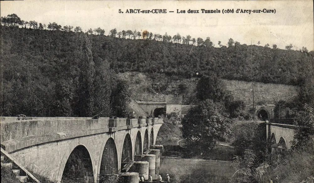 Arcy-sur-Cure — Os dois Túneis (lado de Arcy-sur-Cure) - Frente