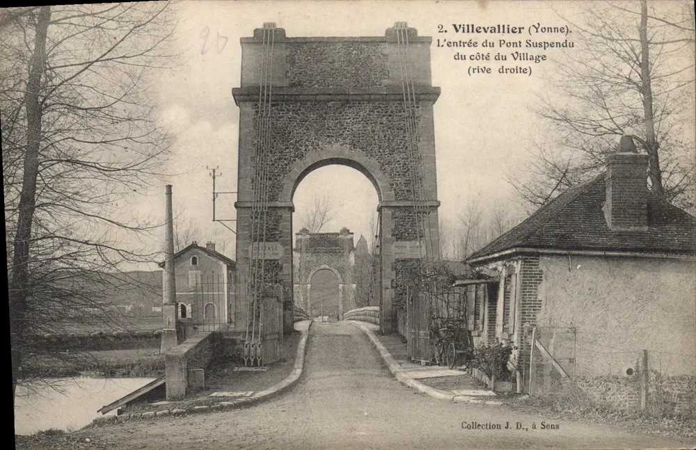 Villevallier (Yonne) — Der Eingang der Hängebrücke von der Dorfseite (rechte Seite) — Collection J. D., in Sens - Vorderseite