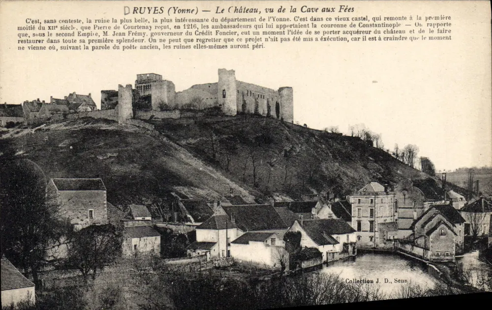 Druyes (Yonne) — Ansicht des Schlosses von der Höhle der Feen - Vorderseite