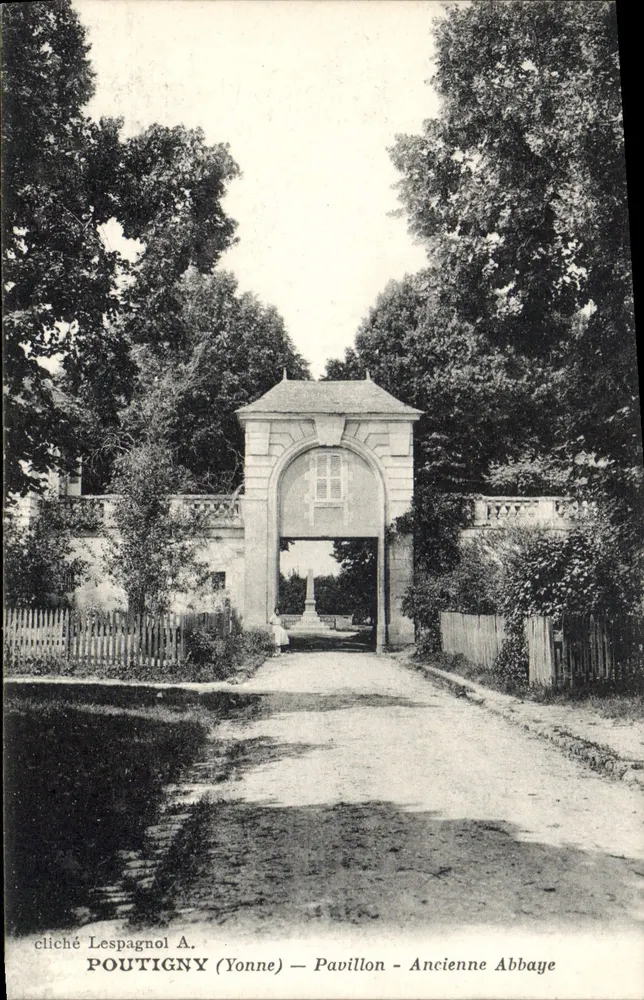 Poutigny (Yonne) — Pałac — Starszy klasztor — zdjęcie Lespagnol A. - Awers