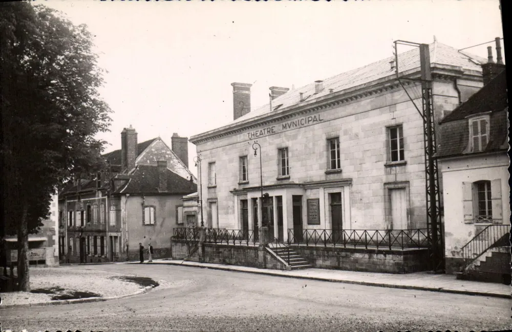 Joigny — Teatro municipal — Foto Cullin (Nièvre) - Frente