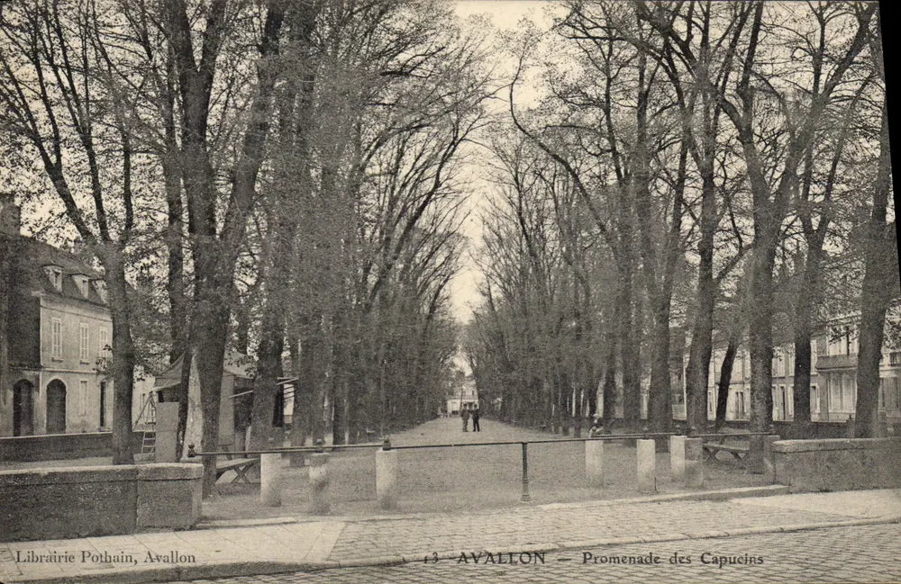 Avallon — Promenade dos Capuchinhos — Livraria Pothain, Avallon - Frente