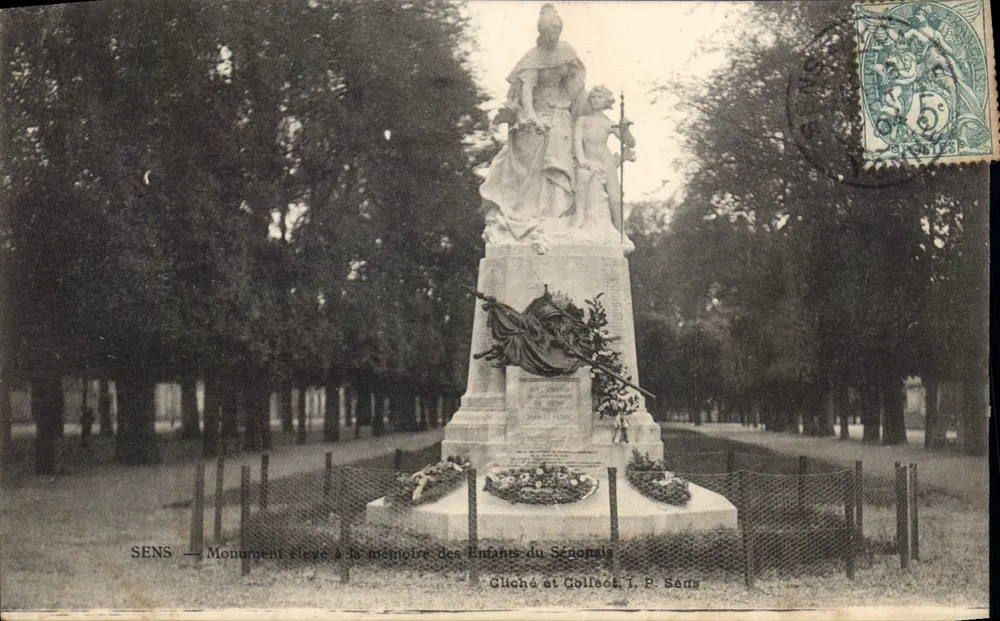 SENS — Monumento erguido em memória dos Crianças do Sénonaïs — Gliché e Coleção T. P. Serts - Frente