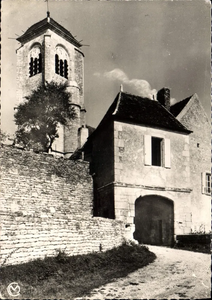 Castelo de Sens — a igreja e a velha porta — Foto Colin, Tanney - Frente
