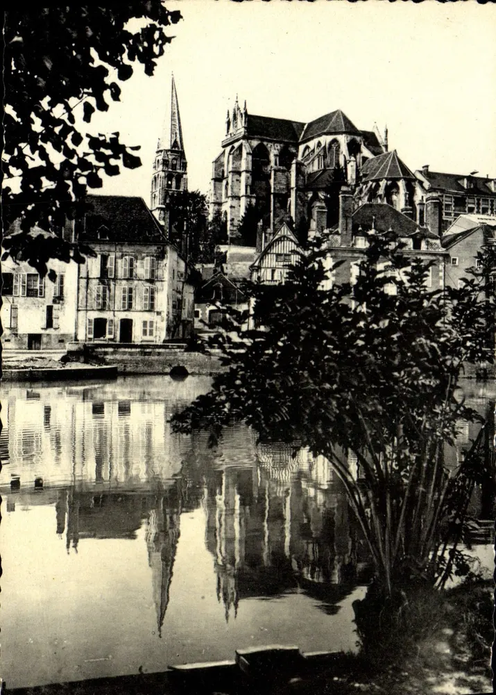 Auxerre — Igreja de São Germain e a Yonne — Editor: J. Léon Arté Phototechniques, Paris - Frente