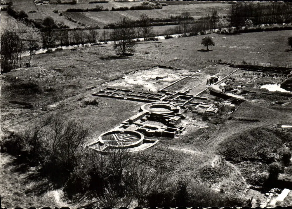 Fontaines-Salées — vista aérea — St-Fère-sous-Vézelay (Yonne) - Frente